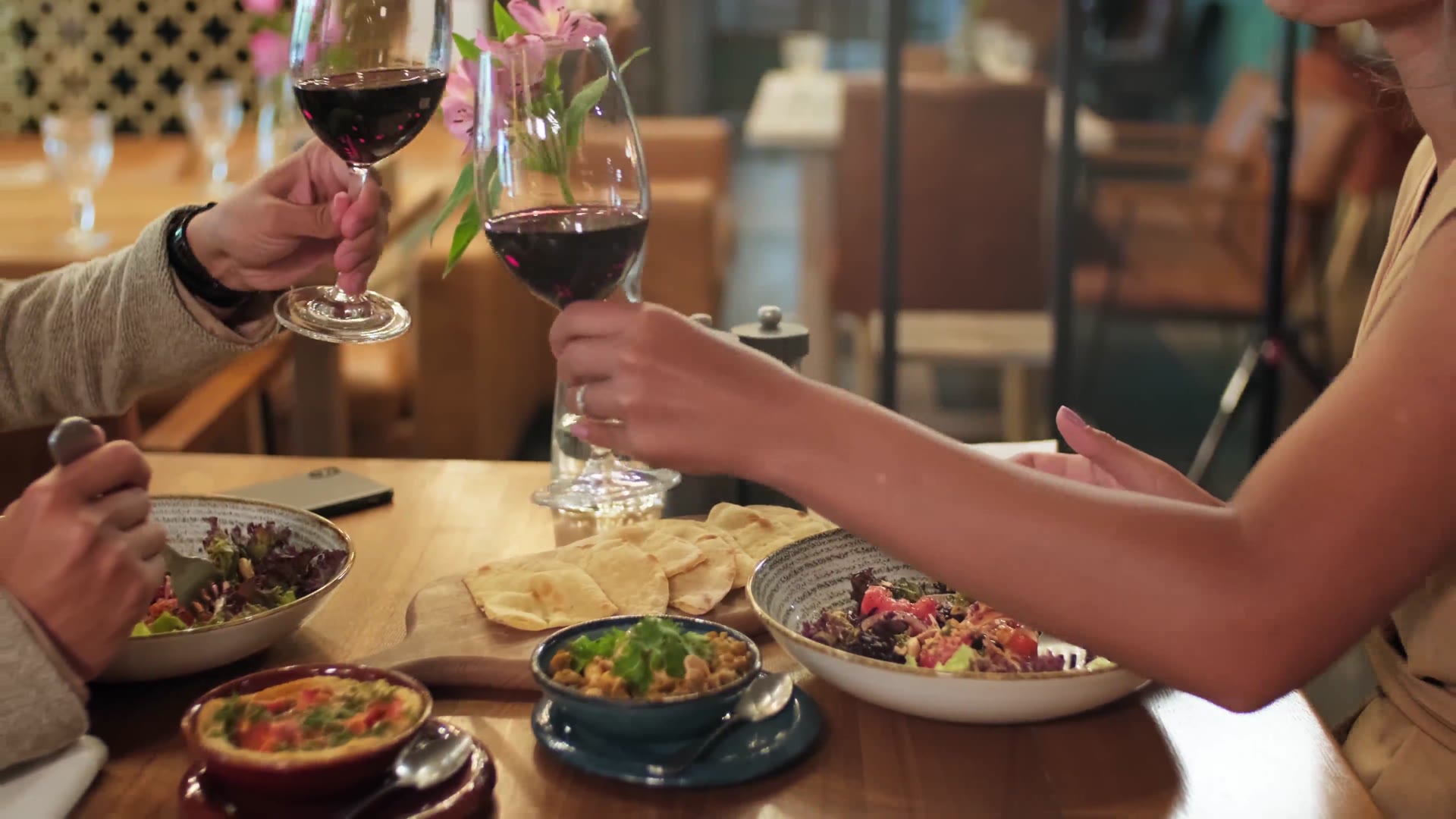 Goście Bistro Weranda przy wspólnym stole